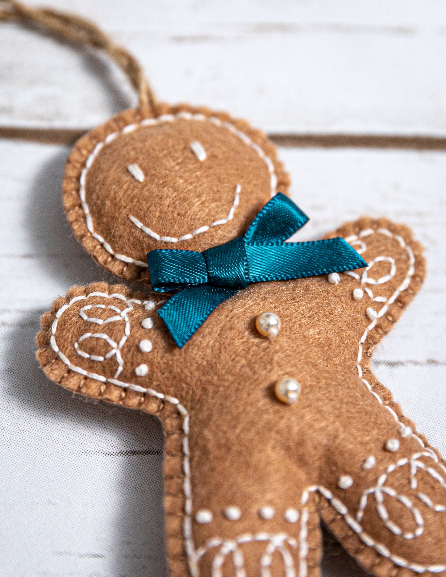 Hand-Sewn Felt Gingerbread Man Christmas Decoration – Handmade Holiday Ornament