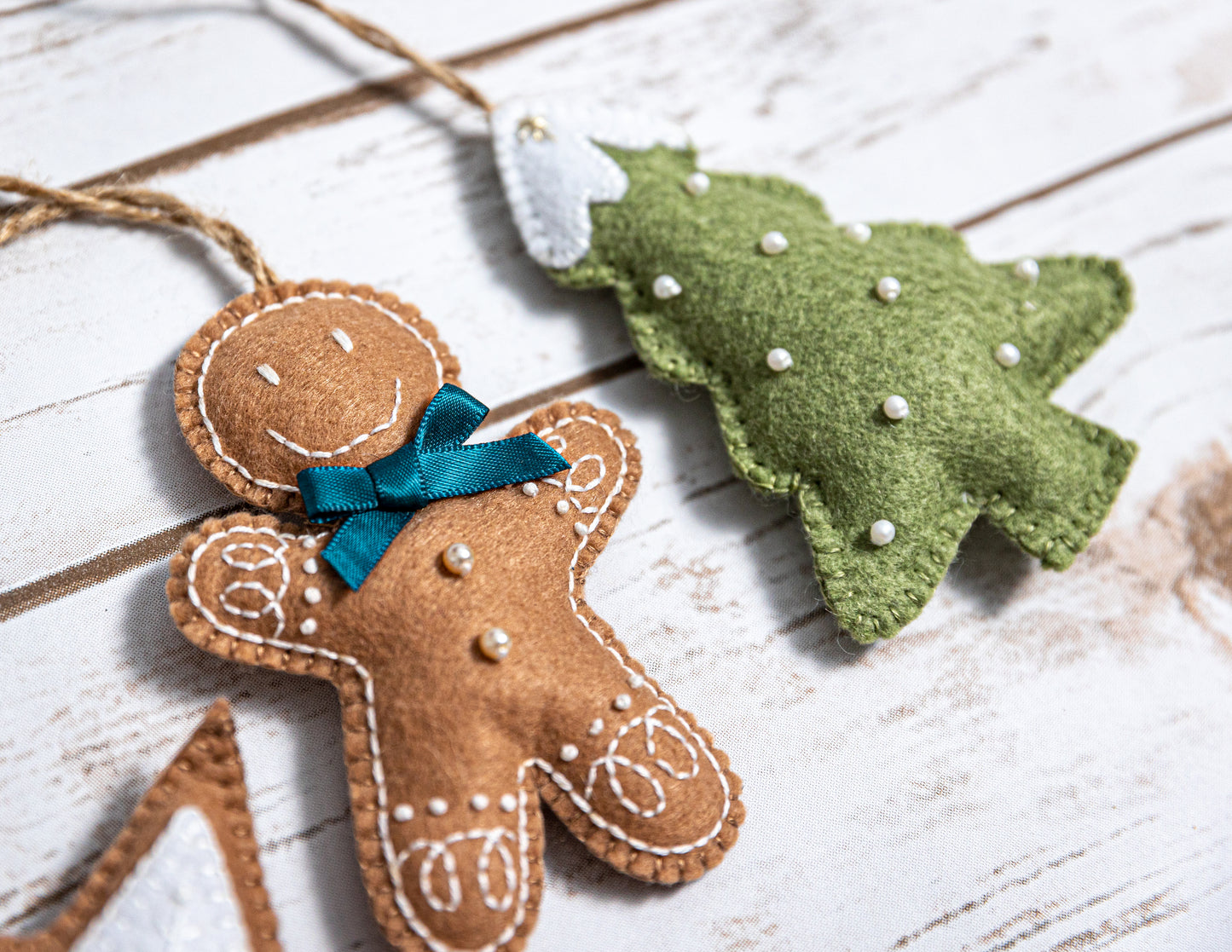 Hand-Sewn Felt Gingerbread Man Christmas Decoration – Handmade Holiday Ornament