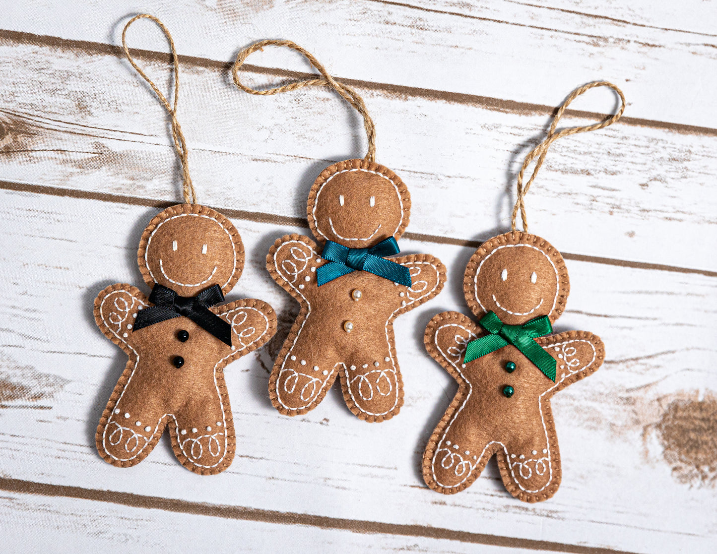 Hand-Sewn Felt Gingerbread Man Christmas Decoration – Handmade Holiday Ornament