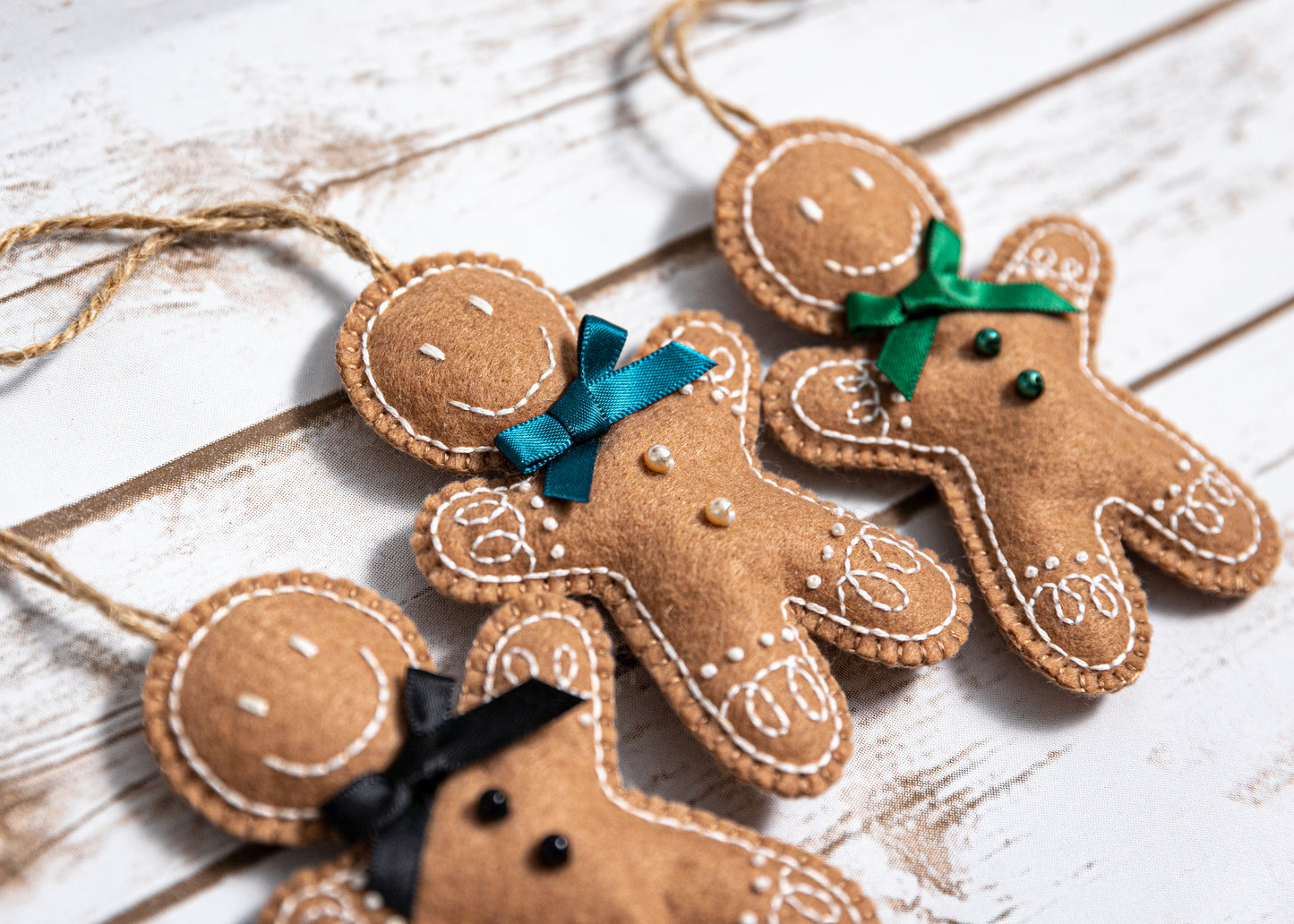 Hand-Sewn Felt Gingerbread Man Christmas Decoration – Handmade Holiday Ornament
